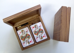 Rommé Spielkarten in einer Nussbaumschatulle 