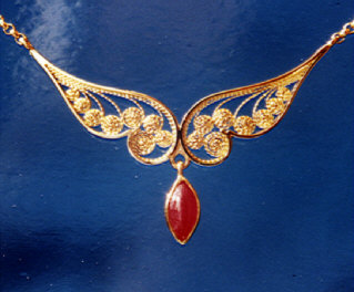 Filigrangoldschmuck Collier aus 750er Gelbgold mit Rubin (C 13) 