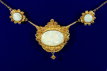 Filigrangoldschmuck Collier aus 750er Gelbgold mit Opal 