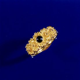 Filigrangoldschmuck Ring aus 750er Gelbgold mit Saphir (R49) 