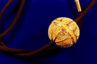 Filigrangoldschmuck Collier mit Filigrankugel aus 750er Gelbgold 